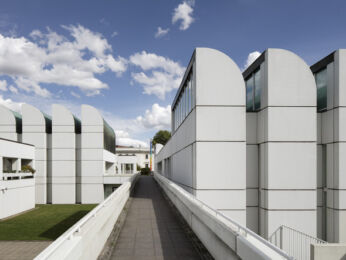 Il Bauhaus-Archiv attuale  Museum für Gestaltung in restauro. Progetto di Walter Gropius, Alex Cvijanovic e Hans Bandel, 1976–79 (Foto Werner Huthmacher 2015 ©Bauhaus-Archiv Berlin)